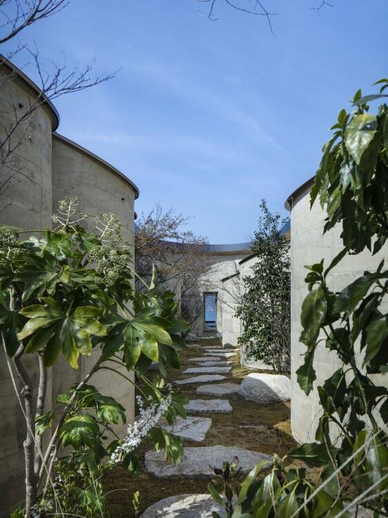 ビャルケ・インゲルス率いるBIG、日本初建築「NOT A HOTEL SETOUCHI」開業──瀬戸内の風景と接続する体験