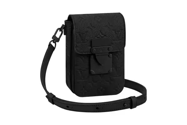 「トランクのロックから着想。ルイ・ヴィトンからクロージャーがポイントのウォレットバッグが登場」の画像