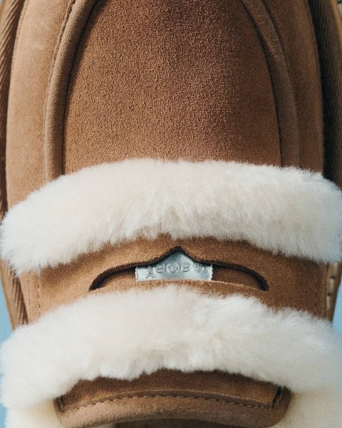 UGG® & sacai──“快適さ”と“違和感”が交差する、2025年秋冬コラボ 