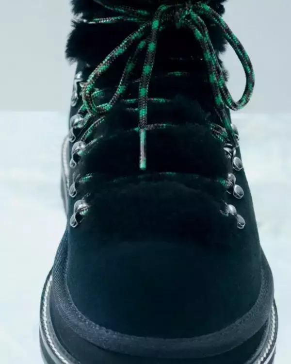 「UGG® & sacai──“快適さ”と“違和感”が交差する、2025年秋冬コラボコレクション」の画像