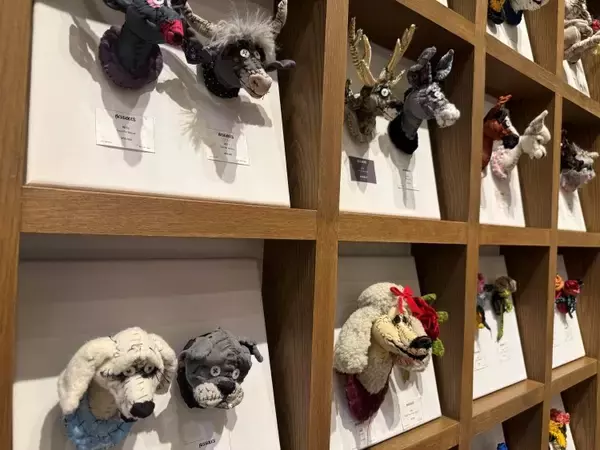 「メディコム・トイが迎えるテキスタイル彫刻の魔法──  アン・ヴァレリー・デュポン新作113点が並ぶ「Bestioles」」の画像