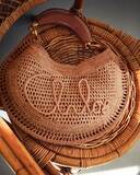 「クロエから夏の遊び心と自由を体現する新作ラフィアバッグ “Summer Banana”が登場」の画像2