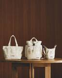 「beautiful people × BRIEFING初協業。機能美を“生成り”で再解釈したオールジェンダーなバッグコレクション」の画像1