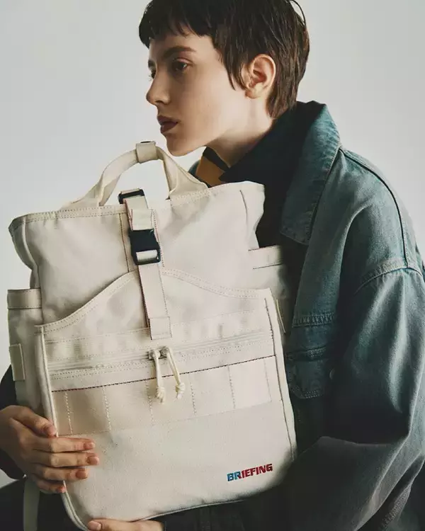 「beautiful people × BRIEFING初協業。機能美を“生成り”で再解釈したオールジェンダーなバッグコレクション」の画像