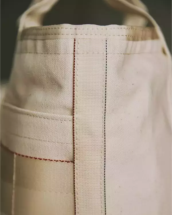 「beautiful people × BRIEFING初協業。機能美を“生成り”で再解釈したオールジェンダーなバッグコレクション」の画像
