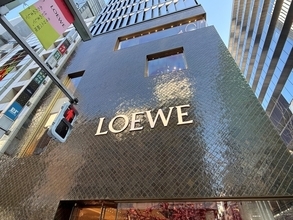 LOEWE、銀座の記憶と未来を編み直す──「カサロエベ銀座」が中央通り沿いに誕生
