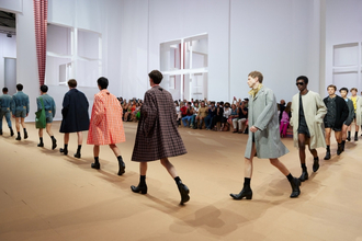 【ルック】プラダが2023 年春夏メンズコレクション ファッションショーをミラノで開催
