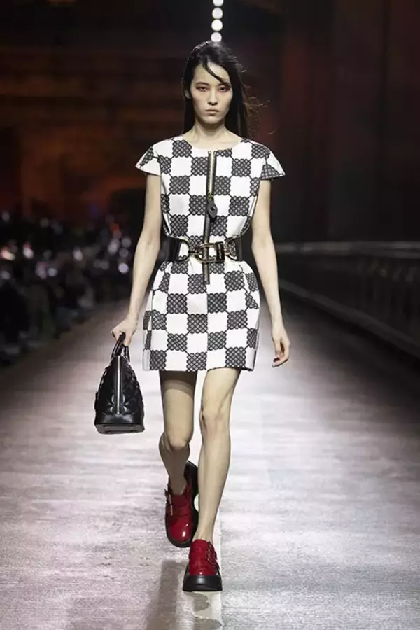 「【ルック】ルイ・ヴィトンが韓国で2023 ウィメンズ・プレフォール コレクションを発表」の画像