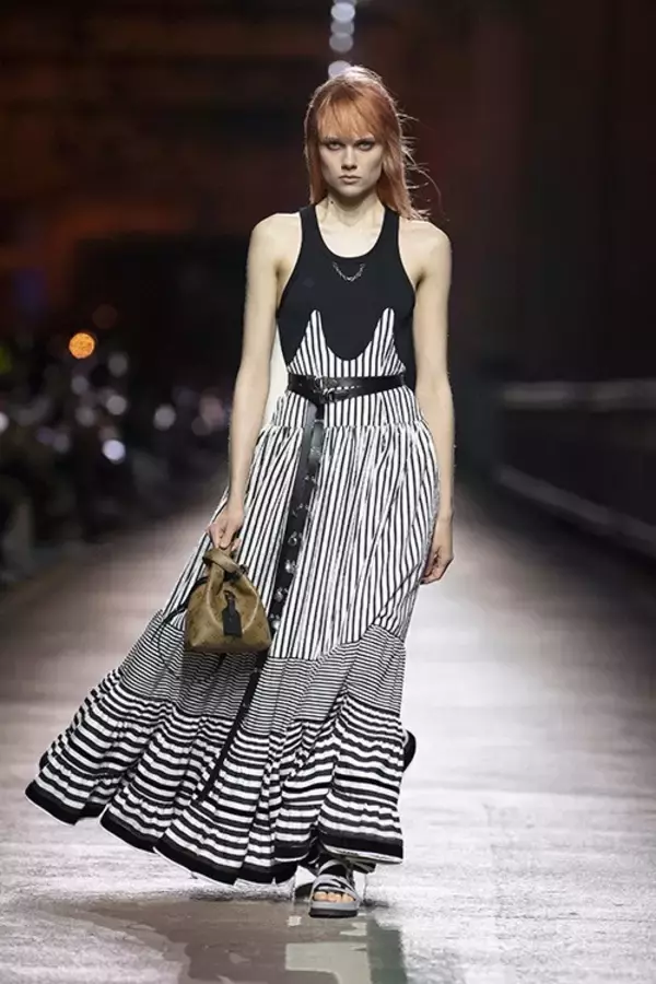 「【ルック】ルイ・ヴィトンが韓国で2023 ウィメンズ・プレフォール コレクションを発表」の画像