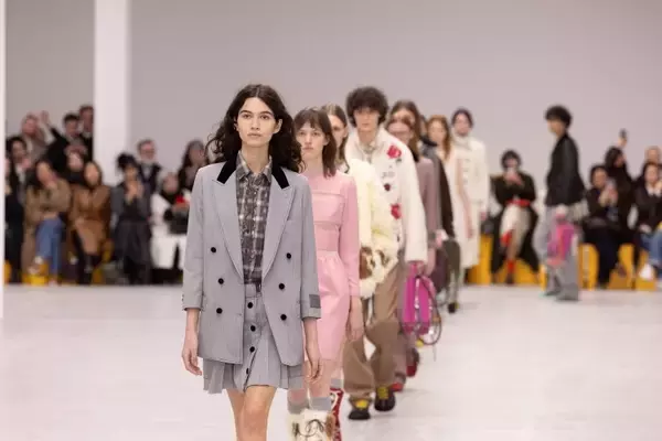 オニツカタイガーがミラノで2026年秋冬コレクションを発表。「間の美学」が導く、新たなラグジュアリー