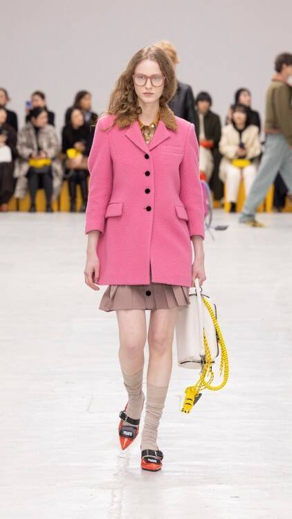 オニツカタイガーがミラノで2026年秋冬コレクションを発表。「間の美学」が導く、新たなラグジュアリー