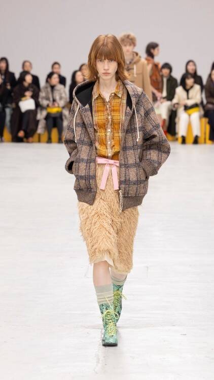 オニツカタイガーがミラノで2026年秋冬コレクションを発表。「間の美学」が導く、新たなラグジュアリー