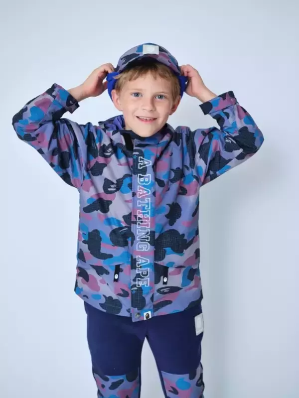 「べイプキッズが2022年秋冬コレクションのルックブックを公開。べイプの世界観を楽しめるポップなグラフィックとプレイフルな色使い」の画像