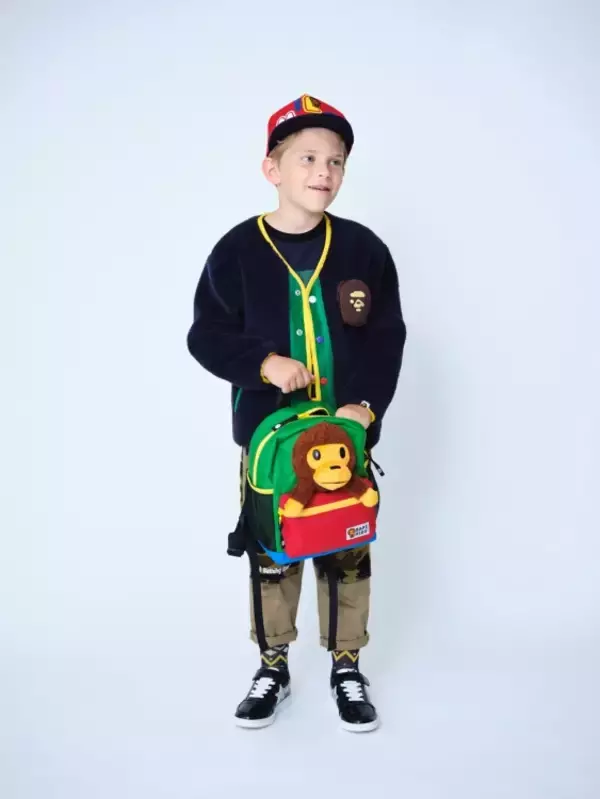 「べイプキッズが2022年秋冬コレクションのルックブックを公開。べイプの世界観を楽しめるポップなグラフィックとプレイフルな色使い」の画像