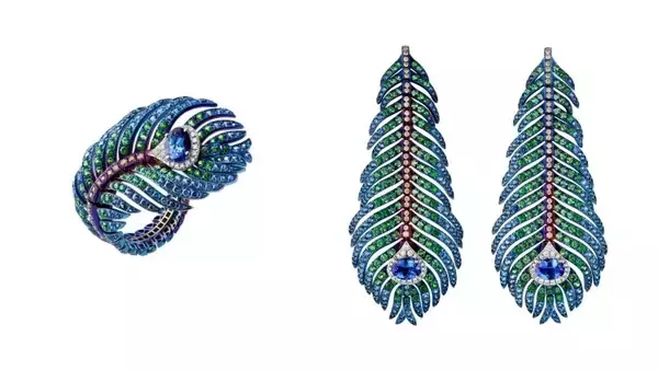 「クジャクの羽根をモチーフにしたブシュロン「プリュム ドゥ パオン」コレクションにブルーを基調とした新作が登場」の画像