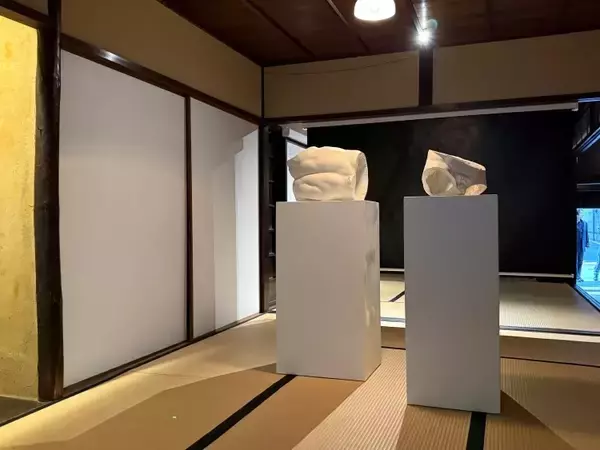 「マルタン・マルジェラ、日本初個展を京都で開催──京町家という空間で浮かび上がる身体と不在の表現」の画像