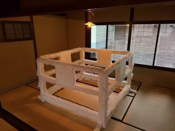 「マルタン・マルジェラ、日本初個展を京都で開催──京町家という空間で浮かび上がる身体と不在の表現」の画像