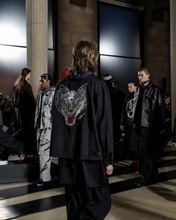 Y-3、パリで2026年秋冬コレクションを発表。山本耀司とadidasが描く「都市のユニフォーム」と速度の美学