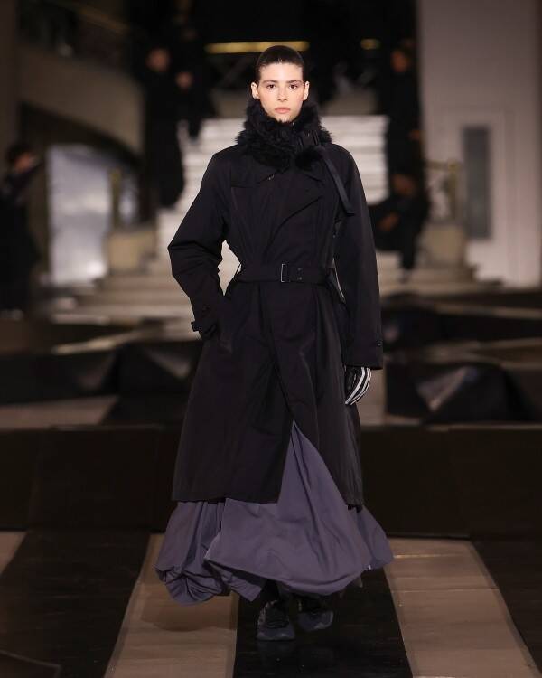 Y-3、パリで2026年秋冬コレクションを発表。山本耀司とadidasが描く「都市のユニフォーム」と速度の美学