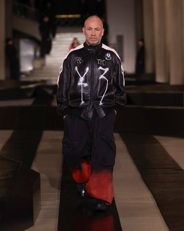 Y-3、パリで2026年秋冬コレクションを発表。山本耀司とadidasが描く「都市のユニフォーム」と速度の美学