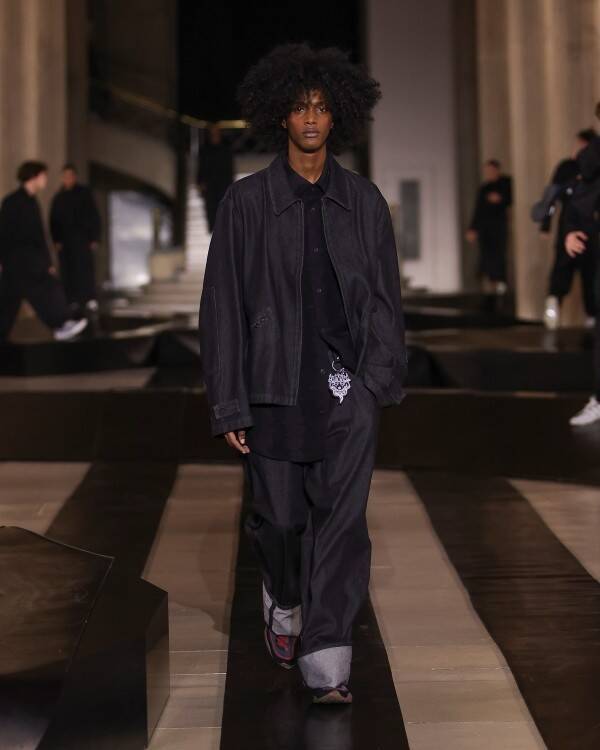 Y-3、パリで2026年秋冬コレクションを発表。山本耀司とadidasが描く「都市のユニフォーム」と速度の美学