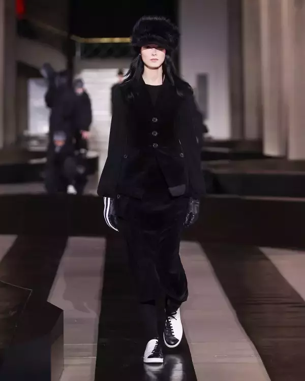 「Y-3、パリで2026年秋冬コレクションを発表。山本耀司とadidasが描く「都市のユニフォーム」と速度の美学」の画像