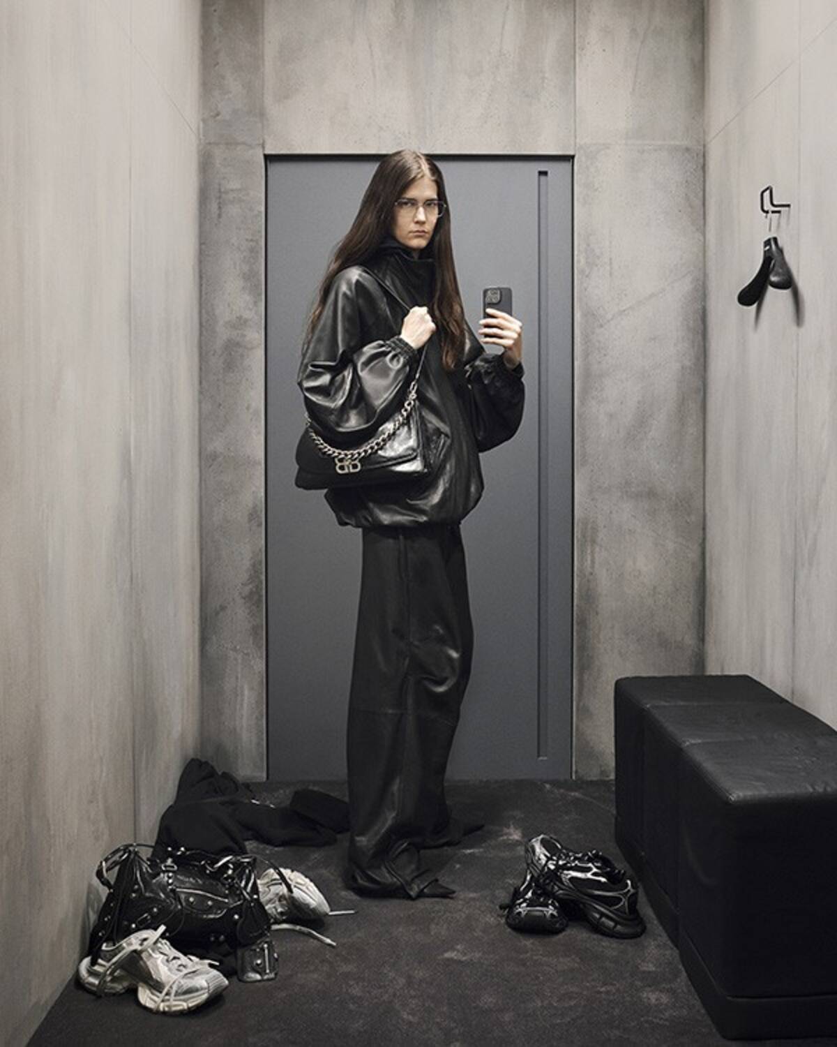 ルック】バレンシアガ Fall 23 コレクションをストアの試着室で 