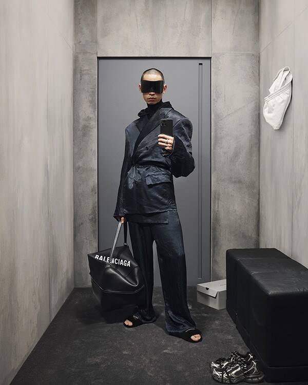 ルック】バレンシアガ Fall 23 コレクションをストアの試着室で 