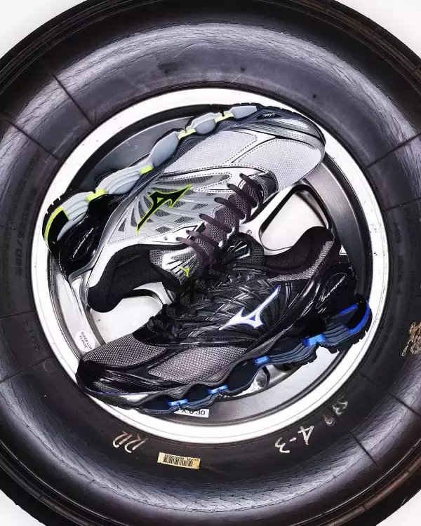 「ミズノ×KICKS LAB.が描く“走る”テクノロジーの現在地──「WAVE PROPHECY LS」限定エディション、機能美をストリートへ」の画像