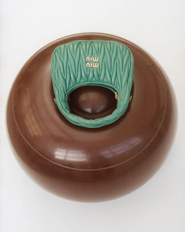 ミュウミュウのマテラッセレザーコレクションからニュートラルなカラーパレットの新作バッグが登場