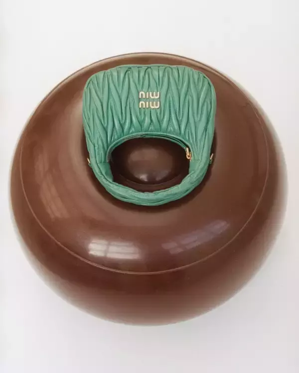 「ミュウミュウのマテラッセレザーコレクションからニュートラルなカラーパレットの新作バッグが登場」の画像