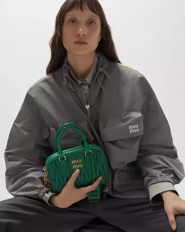 「ミュウミュウのマテラッセレザーコレクションからニュートラルなカラーパレットの新作バッグが登場」の画像