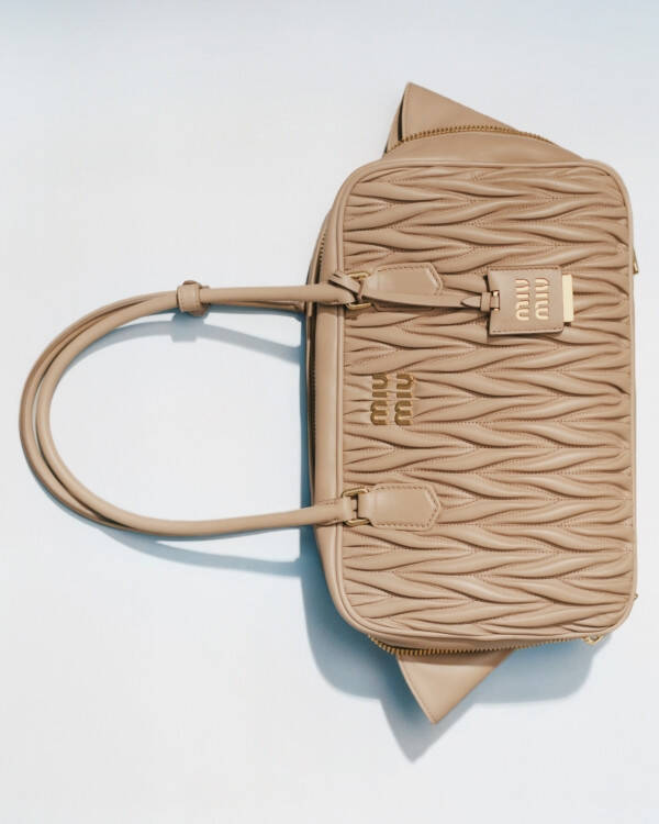 ミュウミュウのマテラッセレザーコレクションからニュートラルなカラーパレットの新作バッグが登場