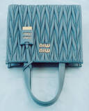 「ミュウミュウのマテラッセレザーコレクションからニュートラルなカラーパレットの新作バッグが登場」の画像5