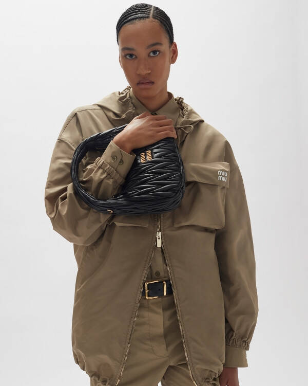 ミュウミュウのマテラッセレザーコレクションからニュートラルなカラーパレットの新作バッグが登場