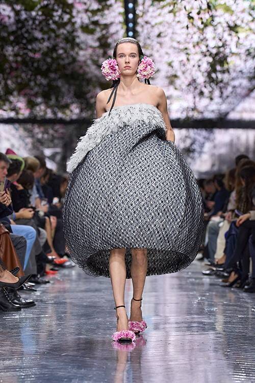 ディオール 2026年春夏 オートクチュール──「かたちの文法」がひらく、身体と衣服の新たな関係