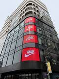 「ナイキ、新宿に新旗艦店「NIKE SHINJUKU」をオープン──都市とスポーツを再編集する4層構造」の画像1