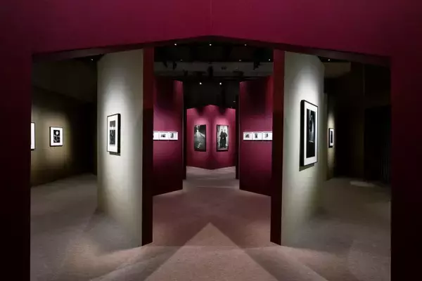 「シャネル・ネクサス・ホールで「閉ざされた世界」に生きる人々に光を当てる写真家、ジェーン エヴリン アトウッドの日本初の個展を開催中」の画像