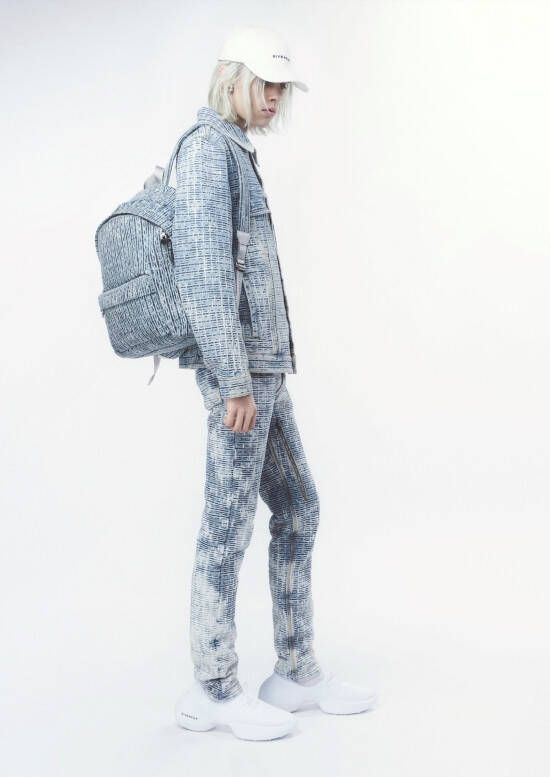 ジバンシィから全体がニットで構成された革新的なメンズスニーカー「TK-360」が登場