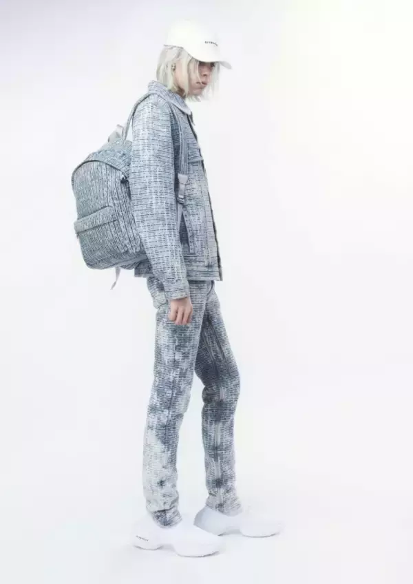 「ジバンシィから全体がニットで構成された革新的なメンズスニーカー「TK-360」が登場」の画像