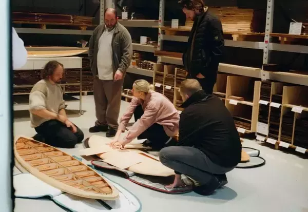 「ベントレーの内装に使用される希少なコアウッドを使用したサーフボードが誕生」の画像