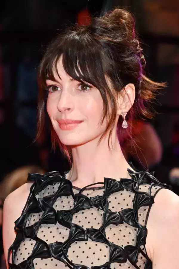 ブルガリを纏ったアン・ハサウェイが第73回ベルリン国際映画祭に登場