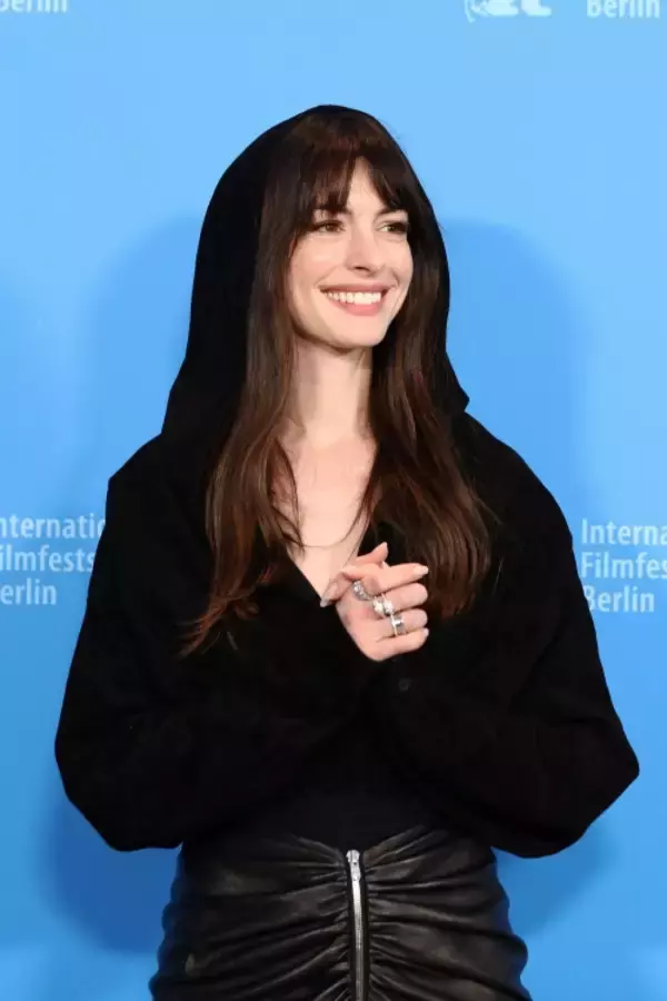 「ブルガリを纏ったアン・ハサウェイが第73回ベルリン国際映画祭に登場」の画像