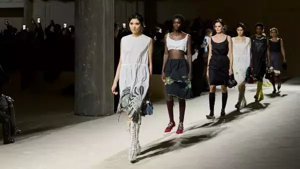 プラダ、2026年秋冬ウィメンズコレクションを発表。「INSIDE PRADA」が示す多面性とレイヤリングの思想