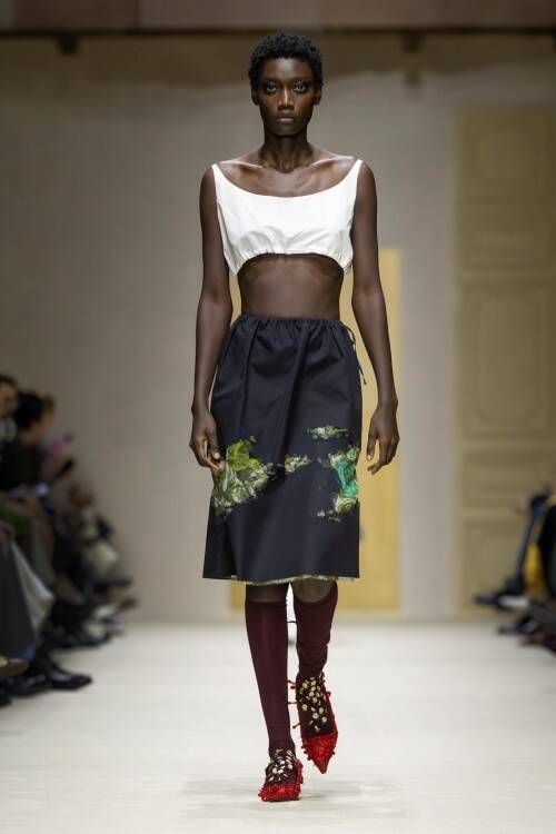 プラダ、2026年秋冬ウィメンズコレクションを発表。「INSIDE PRADA」が示す多面性とレイヤリングの思想