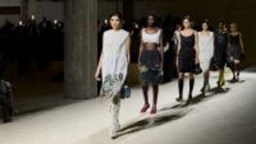 プラダ、2026年秋冬ウィメンズコレクションを発表。「INSIDE PRADA」が示す多面性とレイヤリングの思想