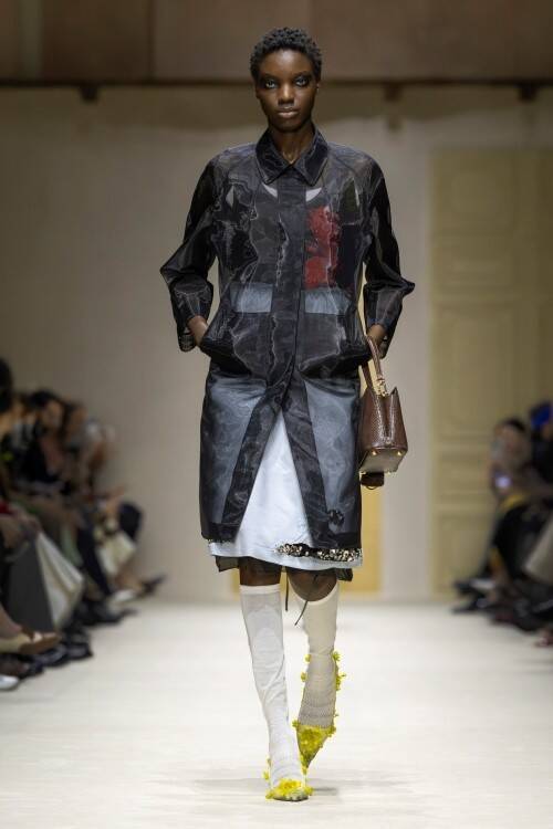 プラダ、2026年秋冬ウィメンズコレクションを発表。「INSIDE PRADA」が示す多面性とレイヤリングの思想