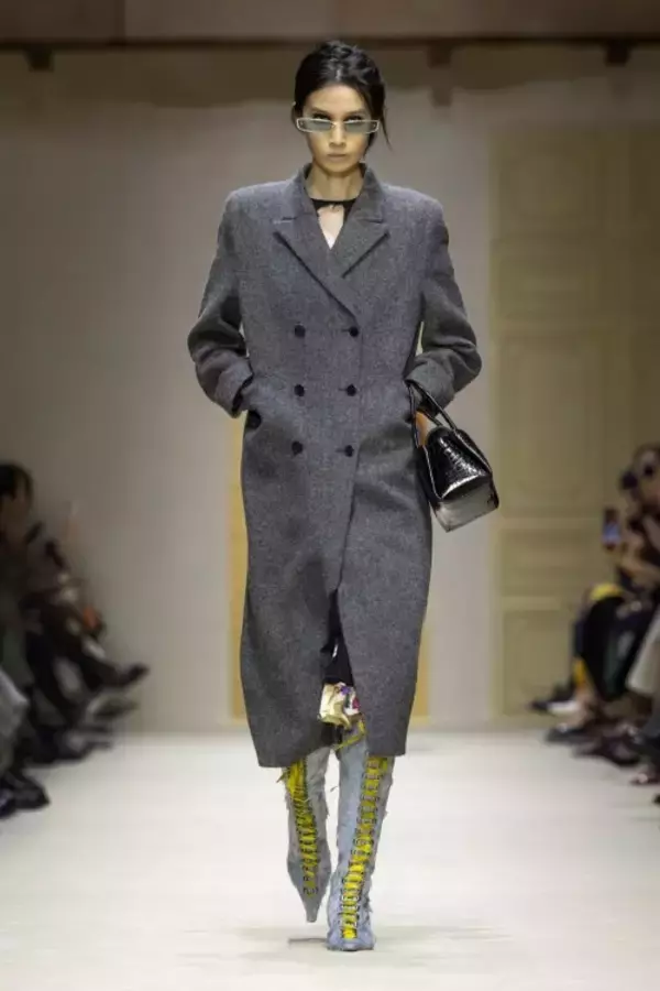 「プラダ、2026年秋冬ウィメンズコレクションを発表。「INSIDE PRADA」が示す多面性とレイヤリングの思想」の画像