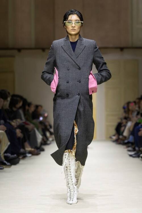 プラダ、2026年秋冬ウィメンズコレクションを発表。「INSIDE PRADA」が示す多面性とレイヤリングの思想