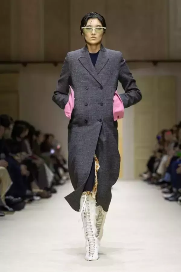 「プラダ、2026年秋冬ウィメンズコレクションを発表。「INSIDE PRADA」が示す多面性とレイヤリングの思想」の画像